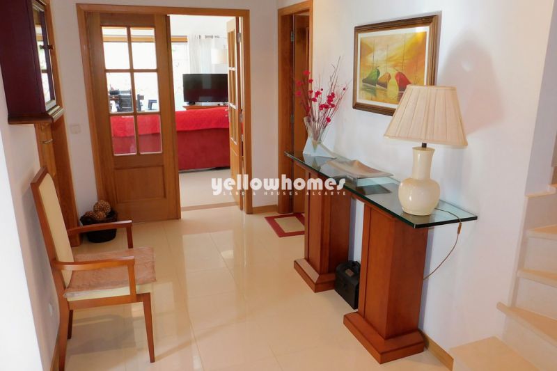 Oportunidade rara: Moradia frente à praia perto de Olhos de Agua / Albufeira